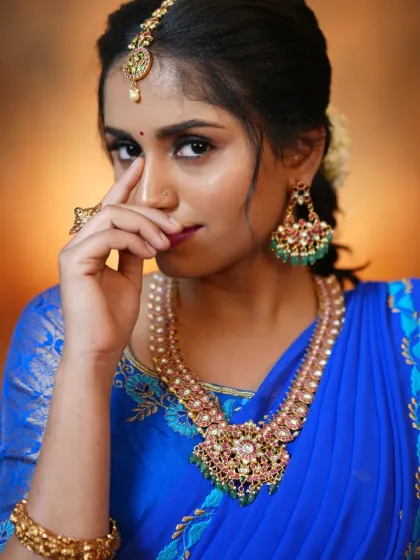 A lovely portrait of the model, showing off the Jadau haara and the matching chandbaali-style earrings.