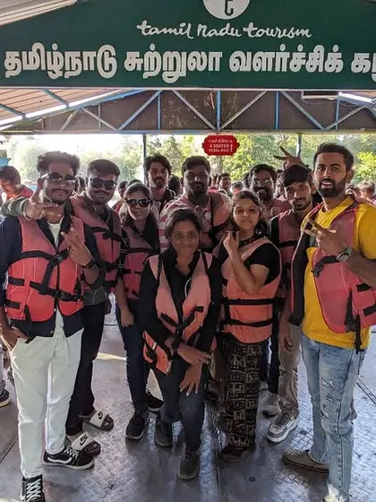 The full group in their life jackets, ready for the boating adventure.