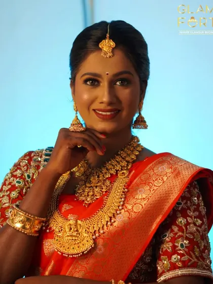 A smiling South Indian bride, looking absolutely radiant. My goal is always to make my clients feel happy and confident, and her expression says it all. The makeup is flawless even in bright, direct light.