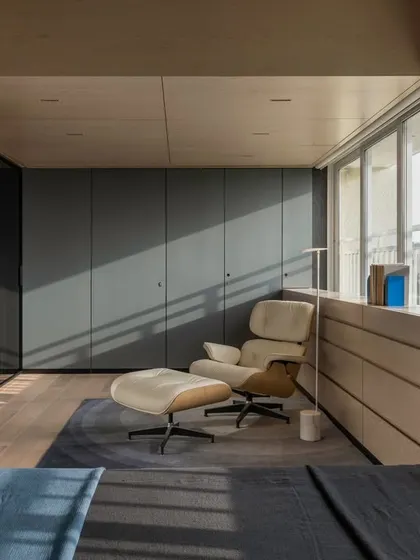 A perspective of the son's bedroom showing the abundant natural light from the west-facing facade and the long console that transforms into a headboard.