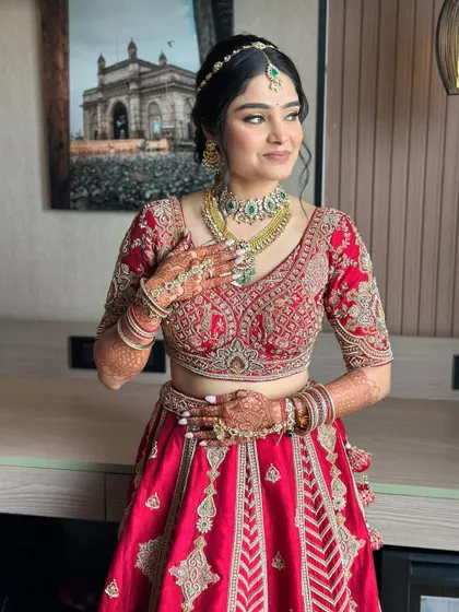 Posing against a backdrop of the Gateway of India, her bridal look is both classic and contemporary. The makeup is designed to be picture-perfect from every angle.