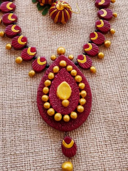 These are additional images and videos showing the wide assortment of necklace sets in various designs and colors that I have available for wholesale.