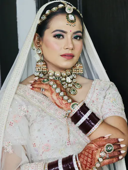 A final portrait of the bride, looking absolutely regal.