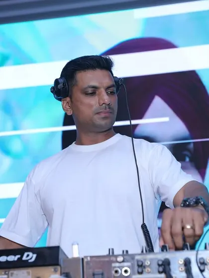 Mixing live with custom visuals on the screen, providing a dynamic VJ experience.