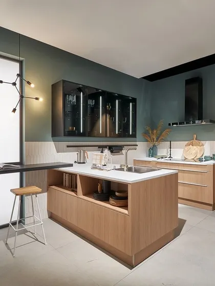 The Montreal GL Fine Oak from our concept130 collection is paired with a deep green wall in this nature-inspired ensemble, bringing the lushness of the outdoors into your kitchen.