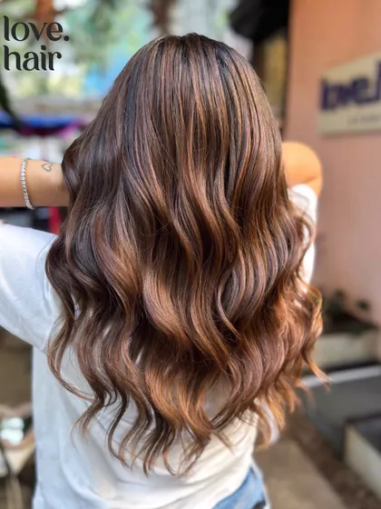 The shine on this mocha hair is incredible. It’s a perfect example of a healthy, glossy brunette look. (No filter)