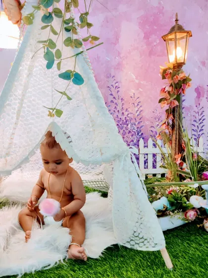 This gallery displays the versatility of our garden and teepee sets. From lush green turf and floral backgrounds to cozy lace teepees and wicker chairs, you can create the perfect indoor "outdoor" shoot.