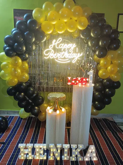 A great example of our simple and elegant decor. This black and yellow balloon ring with a fringe backdrop is a stylish and affordable option for any birthday.