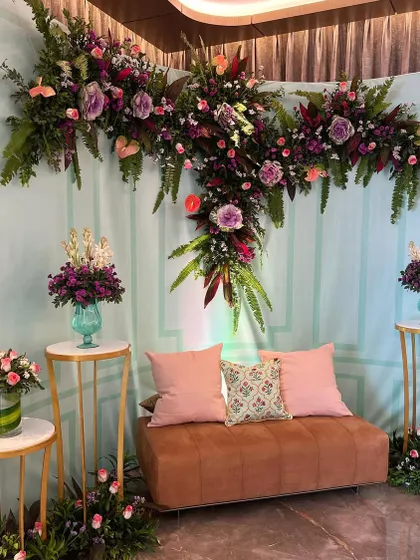 We designed a seamless curved backdrop to transform this challenging space, proving that even intimate setups require creative solutions and meticulous planning.