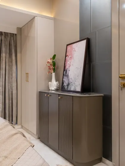 A console that’s more than just functional, it’s a design statement. With its deep mocha tones, ribbed vertical patterns, and smooth curved edges, this piece effortlessly bridges luxury and modernity.