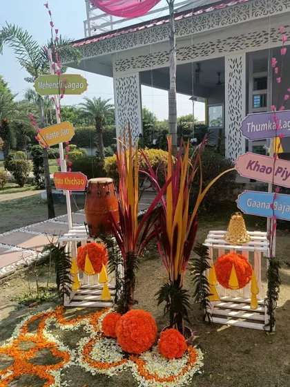 Fun and directional signposts are a great way to guide guests and add a playful element. Signs like 'Mehendi Lagao' and 'Thumka Lagao' bring a lighthearted and interactive feel to the celebration.