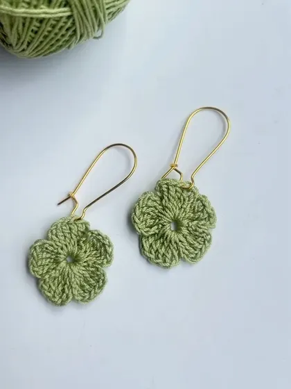 Another look at the 3-in-1 floral earrings as droplets. The simple hook makes them easy to wear every day.