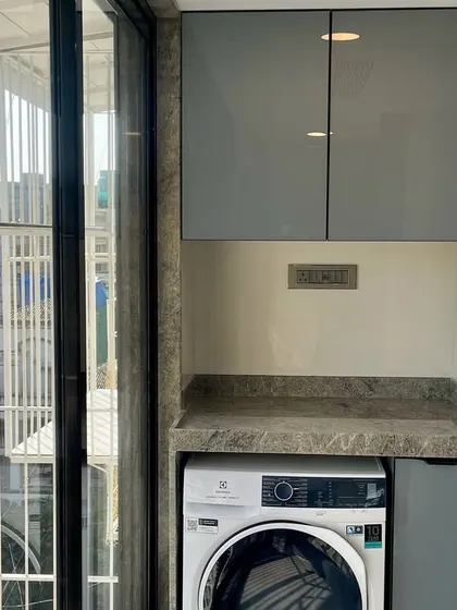 A look at our project in Matunga East, featuring a sleek Monoton English Grey color scheme and black appliances. This is a great example of a modern, high-contrast design.