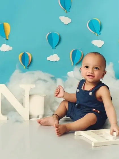 Before the smash, we capture a few clean portraits with the beautiful setup. This hot air balloon theme is a popular choice for first birthdays.