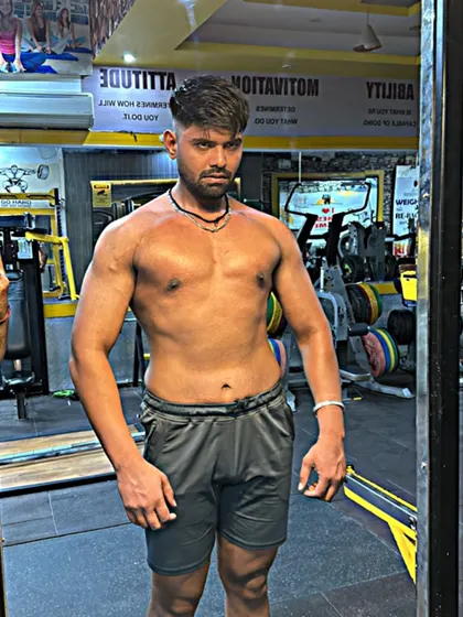 A client showing his progress. This is the result of dedication in the gym and in the kitchen. Jhotte bandegaamak.