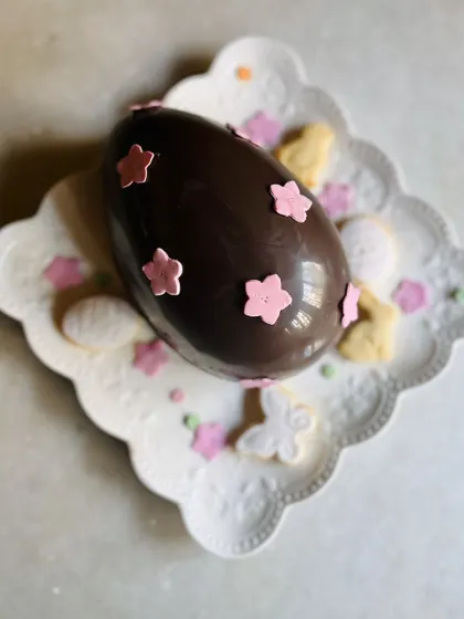 Introducing my smashable chocolate egg! This one was for Easter, with a rich chocolate cake hidden inside. It comes with a little hammer, and the best part is breaking the shell to get to the surprise inside. I can also fill them with cookies, candies, or even small gifts.