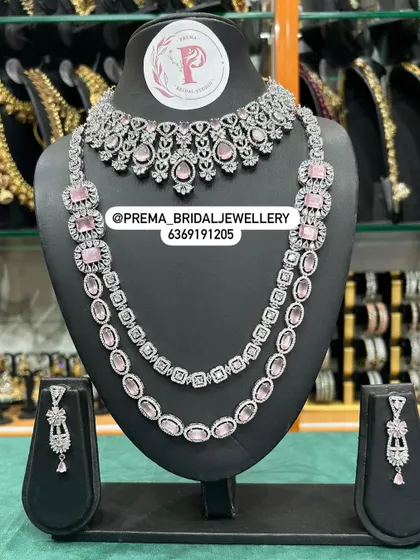 A simple yet elegant layered necklace set with pink stones.