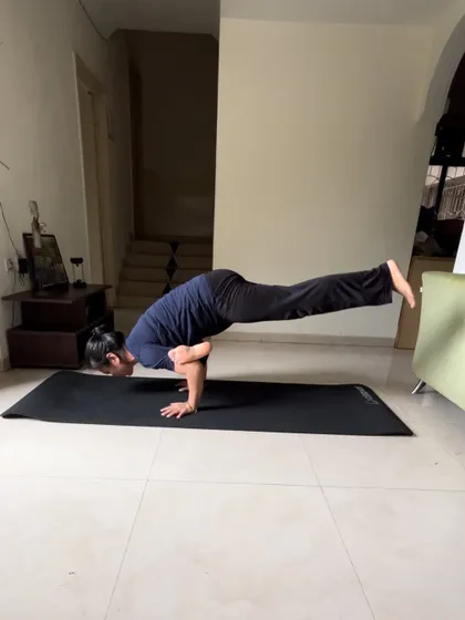 Always in love with arm balancing. This is Eka Pada Koundinyasana, or flying pigeon pose, a dynamic asana that combines a twist with an arm balance.
