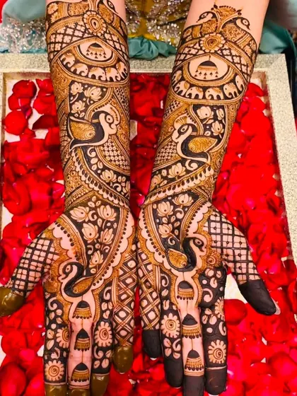 This design features bold peacock and swan motifs. The use of dark-filled areas creates a striking contrast and makes the birds the focal point.