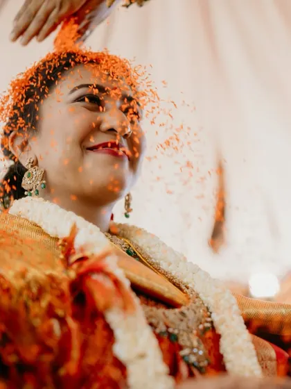 For me, the most powerful images are found in the details of a ritual. This close-up of a bride during the Akshata ceremony, with a genuine smile as flower petals shower down, captures the beauty and emotion of the tradition.