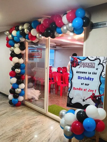 The entrance to a Spider-Man party, complete with a balloon arch in the hero's colors and a welcome sign to get the kids excited from the moment they arrive.