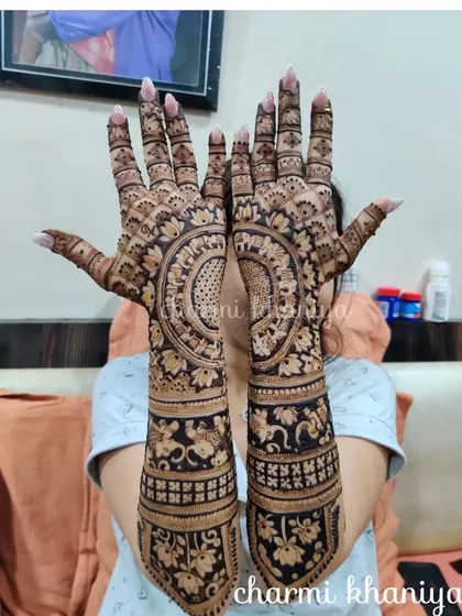 Another view of this gorgeous full-arm design. The details are just incredible!