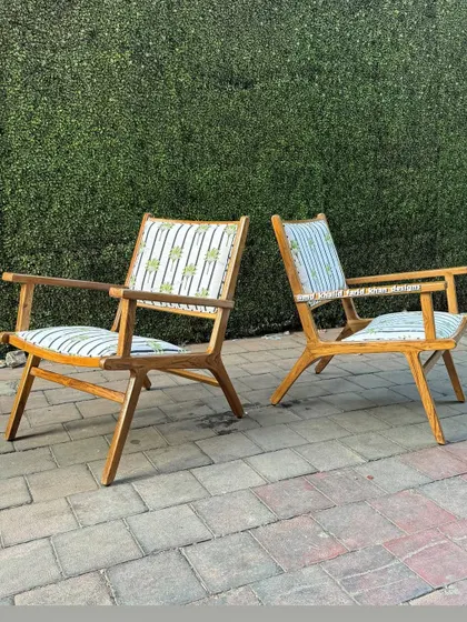 A slightly different composition of the two chairs.