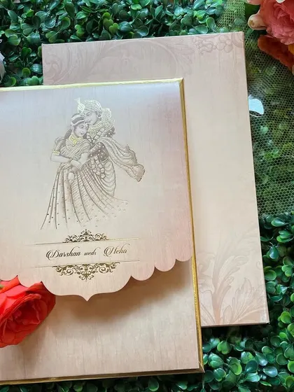 A simple and elegant card with a beautiful sketch of a bride and groom. The scalloped edge adds a unique and delicate touch to this traditional design.