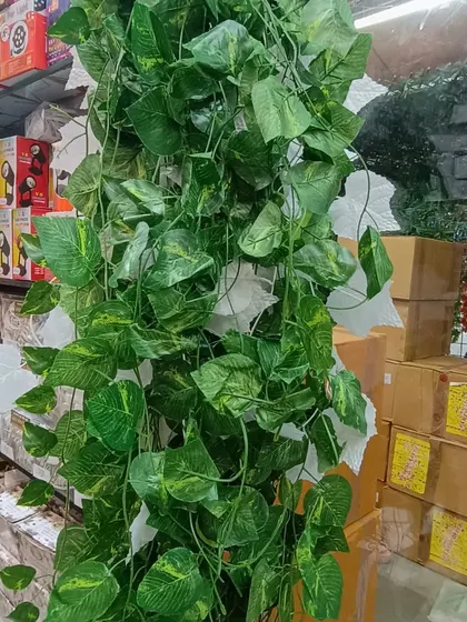 Artificial ivy garlands are incredibly versatile for any decoration. They can be used to create green walls, wrap around pillars, or add a touch of nature to your festive setup.