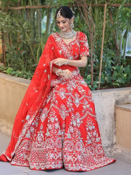 A complete bridal look featuring a heavy, gold-plated Kundan necklace, haath phool, and maang tikka, all available for rent.