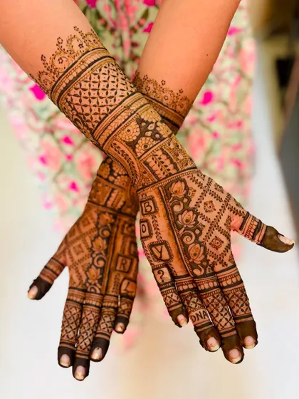 Another view of the "BOY or GIRL" themed mehendi, with intricate checkerboard patterns.