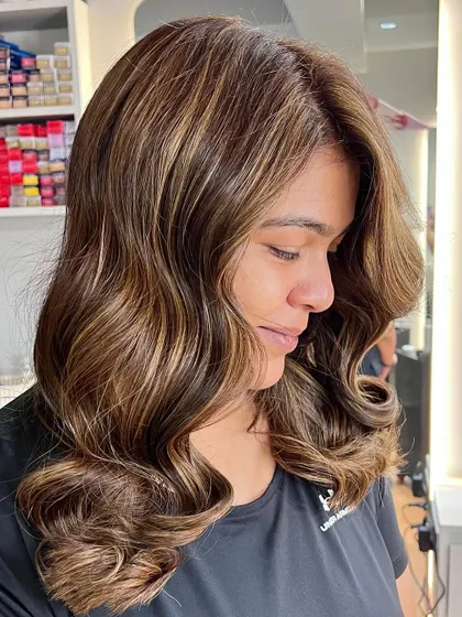 A side profile of this gorgeous beige blonde look. The waves and layers perfectly showcase the different tones and highlights.