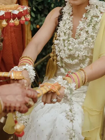 The pure joy of a Haldi ceremony. For this winter brunch, we used clementines and daffodils as a refreshing twist on the traditional decor, creating a bright, happy atmosphere for the families to celebrate.