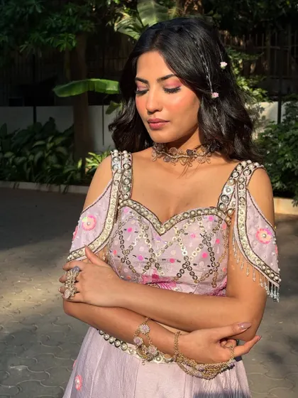 A full view of this whimsical Mehendi look. The rose-toned makeup and soft waves perfectly match the embellished pastel outfit.