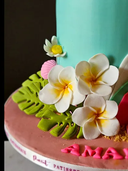 A detail shot of the handcrafted sugar plumeria flowers and monstera leaf. Creating realistic flowers is one of my passions, and they add an elegant touch to any cake.