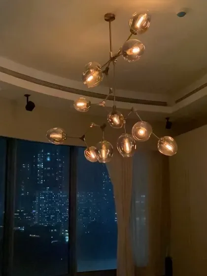 In this World View residence, we focused on creating a minimalistic and simple smart home. The centerpiece is this modern chandelier, whose brightness can be finely tuned to complement the stunning city view, all controlled from a single interface.