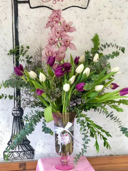 A final look at this purple and white tulip arrangement. The textures and colors are chosen to create a feeling of fresh, modern elegance.