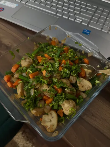 A low-calorie meal of sautéed mushrooms and vegetables, perfect for a light yet satisfying dinner.