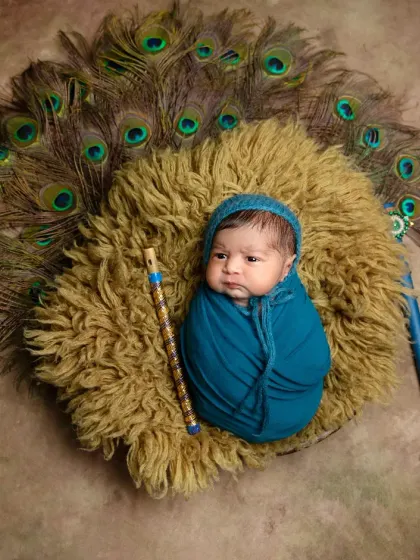Even with their eyes open, a swaddled baby can be calm and content. This little one looks so peaceful in our Krishna setup, ready for their first festival photoshoot.
