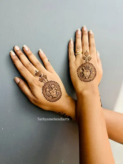 A chic and minimalist design for a guest or for a smaller function. This style features a central mandala on the back of the hand, resembling traditional jewelry.