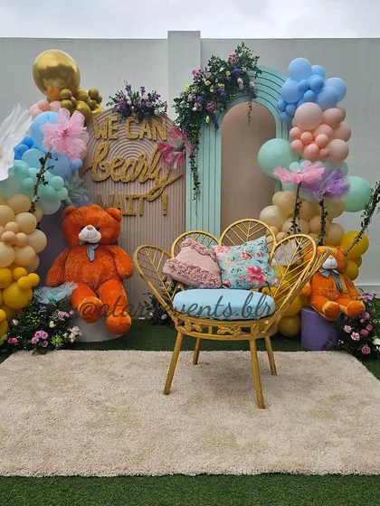 "We can bearly wait!" This adorable teddy bear-themed baby shower backdrop features pastel-colored arches, large teddy bears, and a beautiful balloon garland, creating a sweet and playful atmosphere.