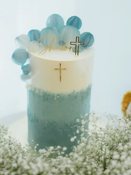 A serene and beautiful baptism cake featuring our delicate gold cross charms. These small touches add a meaningful and elegant element to the celebration.
