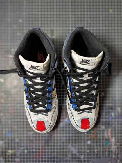 A top-down view of the Gundam Dunks. Even the toe box has details inspired by the Strike Freedom's design.