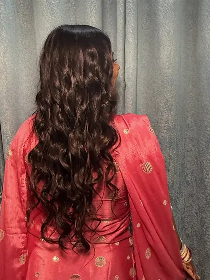 A back view of these gorgeous long waves. This is a simple yet stunning hairstyle that works for any festive occasion.