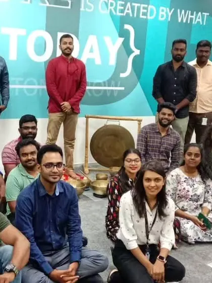 The result of a successful session: a visibly refreshed and connected team. This group photo captures the positive shift in energy and the shared sense of calm after our corporate sound meditation practice.