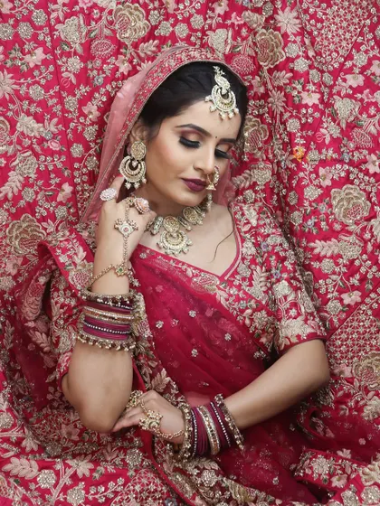 A soft Banarasi bridal look. The intricate details of the outfit are the star, so we created a soft, complementary makeup look that enhances the bride's features without overpowering the ensemble.