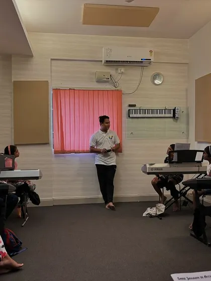 A look inside one of our group keyboard classes. An instructor guides multiple students at once, creating a collaborative learning environment where peers can learn from each other.