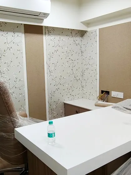 For a more subtle office design, I can install panels of patterned wallpaper combined with plain textures. This creates a sophisticated and professional look for an executive cabin.