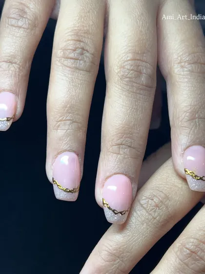A touch of glam with this glitter and gold chrome design. It's a perfect party nail.