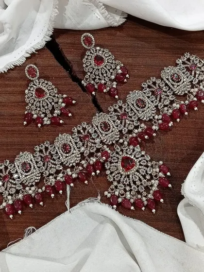 The rich red stones in this Victorian choker set make it a perfect choice for brides. The design is grand and eye-catching, ensuring you will stand out on your special day.